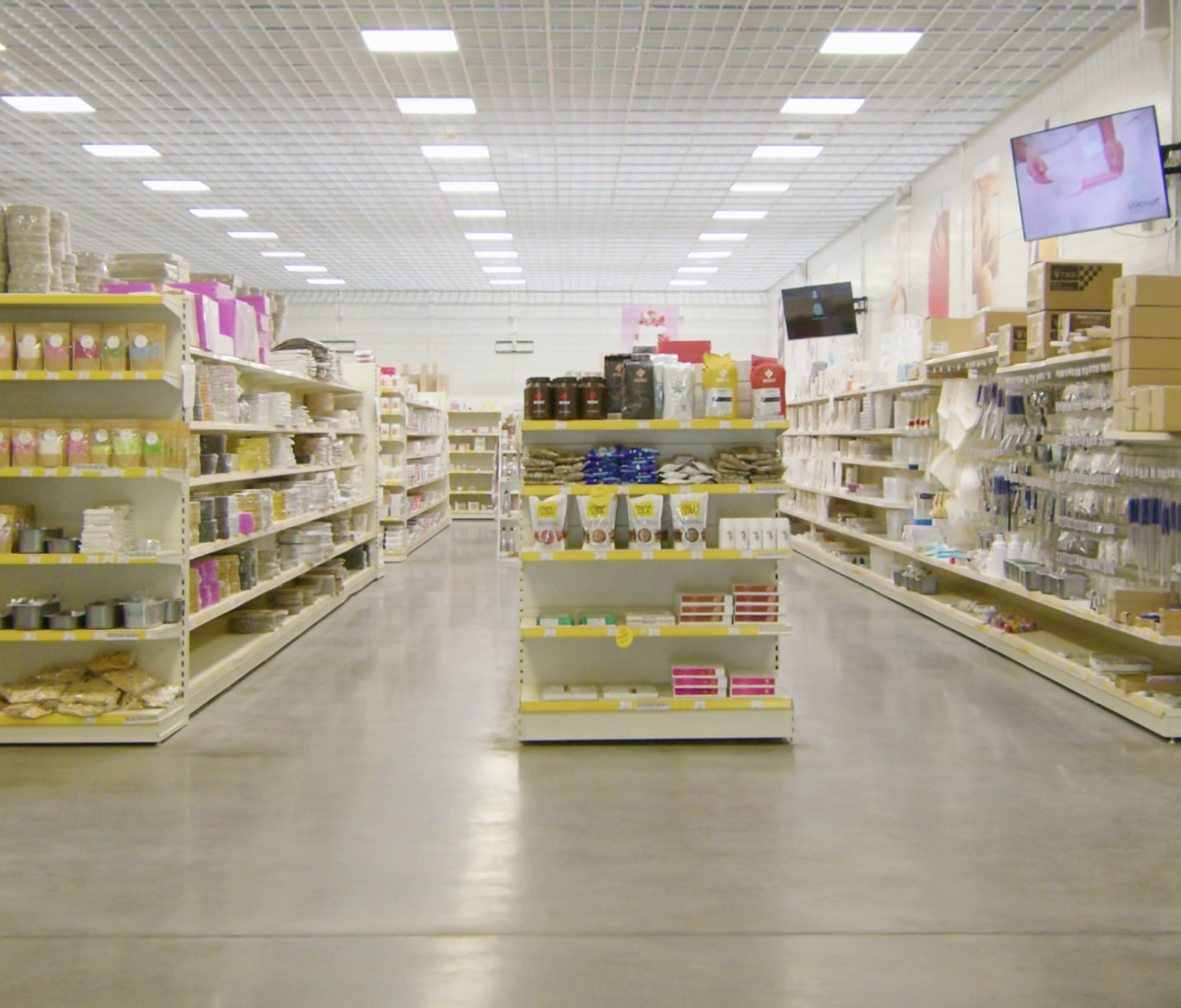 półki z asortymentem w salonie sprzedaży